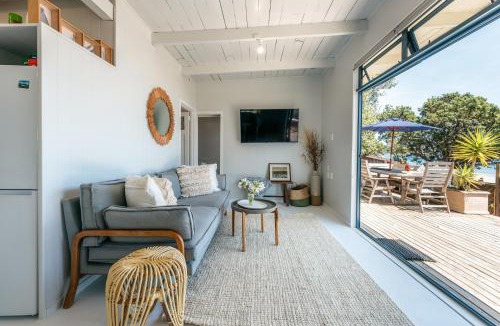 Onetangi House | Onetangi Waterfront Bach - Coast & Country