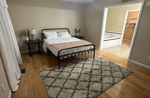 Williamstown House | Only 5 miles from the ark with pool 14 beds.