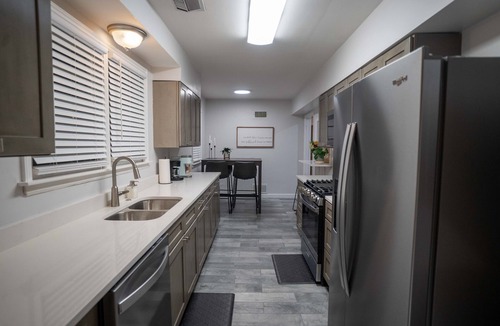 Whitehaven House | ONLY MINUTES FROM GRACELAND! Beautiful 3BD home in lovely, family neighborhood!