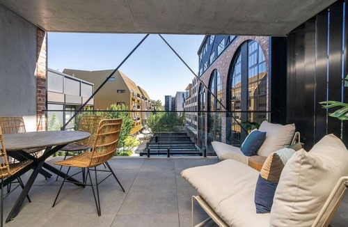 Kingston Apartment | Onyx Apt · Onsite EV Charger · 5mins to Foreshore