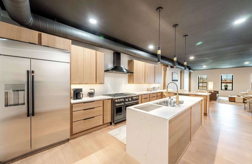 Sheridan Condo | Onyx | Luxury Executive Loft Overlooking Main | Vibrant Fireplaces, King Bed