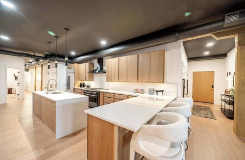 Sheridan Condo | Onyx | Luxury Executive Loft Overlooking Main | Vibrant Fireplaces, King Bed