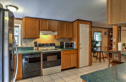 Ooltewah Cottage | Ooltewah Cabin w/Grill, Pool Table & Porch!
