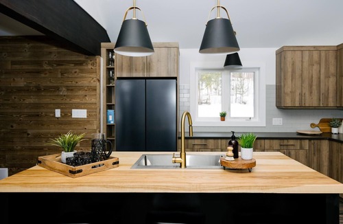 Minden Cottage | Open and airy space overlooking Horseshoe Lake
