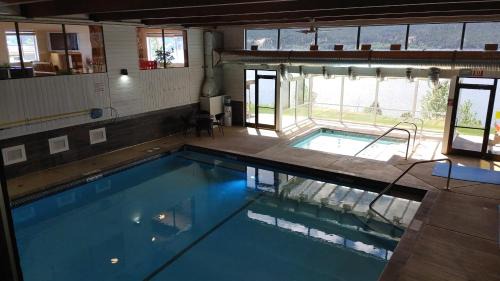 Windermere Resort | Open Aug 2-8! Akiskinook Sandy Beach Lakefront Resort! Tennis, Pickle, Basket Ball Courts, Indoor Pool, Hot Tub, Squash Court! Short Drive to Radium or Fairmont Hot Springs!