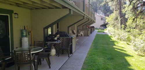 Windermere Resort | Open Aug 2-8! Akiskinook Sandy Beach Lakefront Resort! Tennis, Pickle, Basket Ball Courts, Indoor Pool, Hot Tub, Squash Court! Short Drive to Radium or Fairmont Hot Springs!