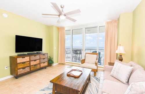 Destin Condo | Open-concept, bright beachfront getaway w/private balcony!