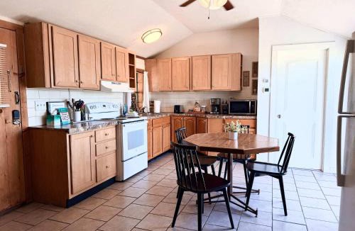 Williamstown House | Open Concept Cabin for 2 - Near Ark Encounter!