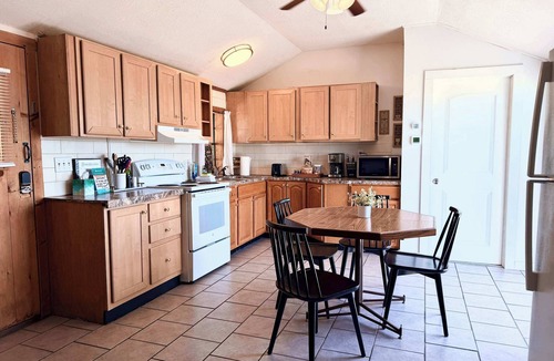 Williamstown Cabin | Open Concept Cabin for 2 - Near Ark Encounter!