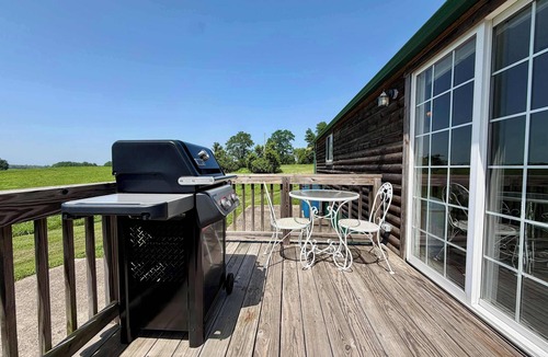 Williamstown Cabin | Open Concept Cabin for 2 - Near Ark Encounter!