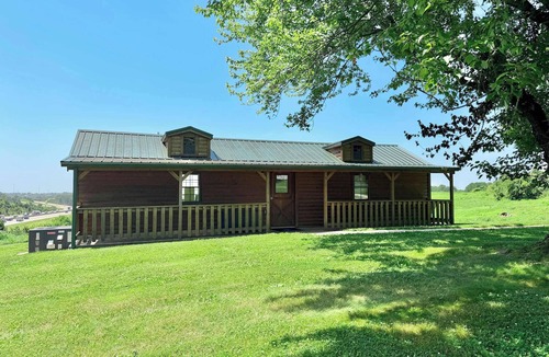 Williamstown Cabin | Open Concept Cabin for 2 - Near Ark Encounter!