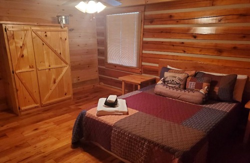 Pine Ridge Cabin | Open Concept Rental with Pool Table and Arcade