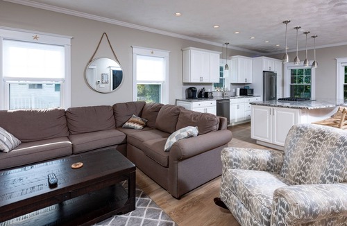 York Beach House | OPEN FLOOR PLAN-SPA LIKE MASTER BATH Basement playroom ping pong! 5 STAR REVIEWS