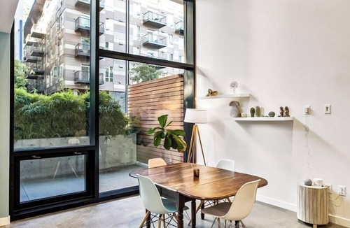 Downtown Apartment | Open Loft in Redmond Core - 92 Walkscore