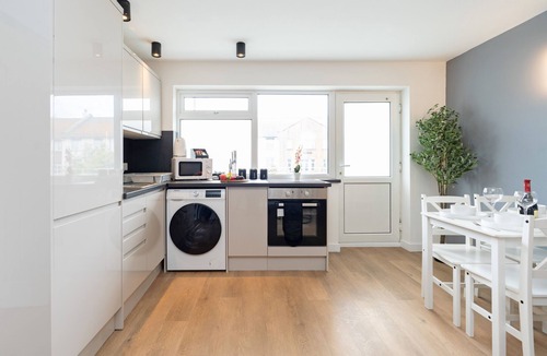 South Hayling Apartment | Open Mind Property - 8 Guests, 4 Beds & Free Parking