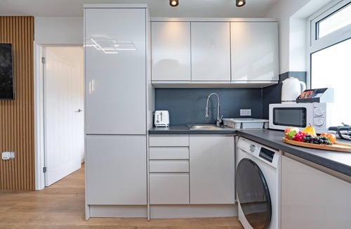 South Hayling Apartment | Open Mind Property - 8 Guests, 4 Beds & Free Parking