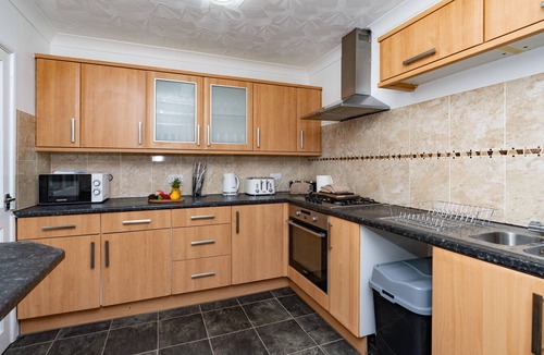 Waterlooville House | Open Mind Property - Hottub, Sleeps10 & Parking