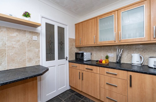 Waterlooville House | Open Mind Property - Hottub, Sleeps10 & Parking