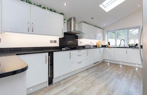 Fareham House | Open Mind Property- 6BRHome, HotTub & Free Parking