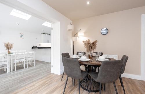 Fareham House | Open Mind Property- 6BRHome, HotTub & Free Parking