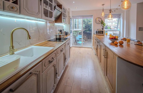 Latchmere House | Open-plan | 4 Groups | Sleeps 10 | Central London