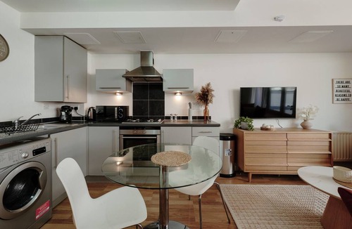 Canon's Marsh Apartment | Open-plan Studio Apartment near Harbourside