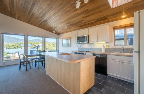 Manzanita House | Open, spacious home, walk to the beach 1 block away, oceanviews from the deck
