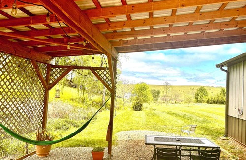 Alexander Apartment | Open Studio Retreat~ Close to AVL
