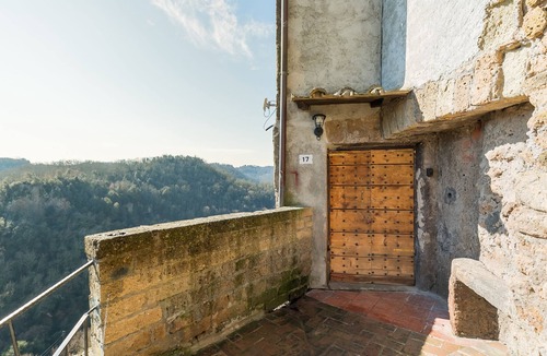 Calcata House | Opera Suites - The White Nights