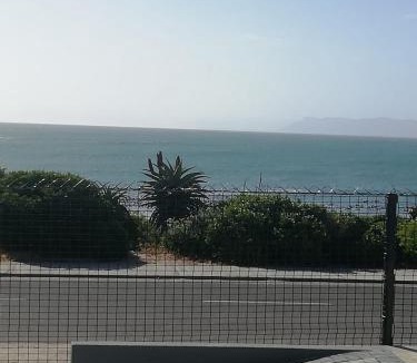 Gansbaai Apartment | Oppi Kus 35 Seafront
