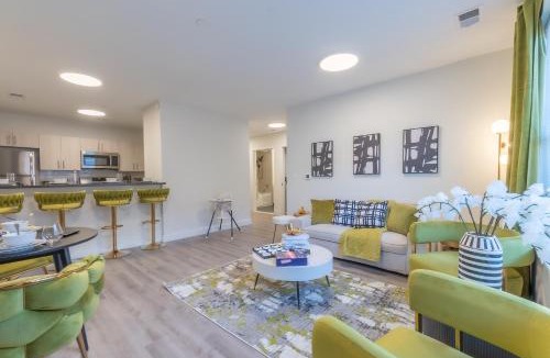 Orange Apartment | Opulence in Olive 4 bedrooms, 4 baths with 10 beds, Park 2 cars FREE