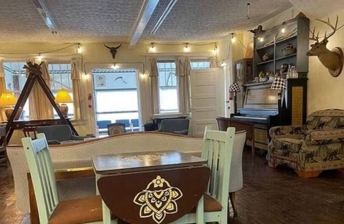 Salem House | Opulence | Rustic Farmhouse Haven Sleeps 12