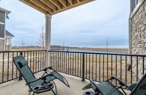 Whitestown Apartment | Opulent Suite Spacious Pond View King Bed WFH Gym