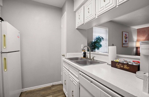 Brentwood Apartment | Orange Austin Pad! Short Distance to DTX, 6th