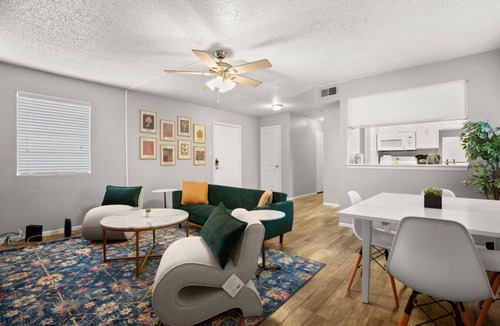 Brentwood Apartment | Orange Austin Pad! Short Distance to DTX, 6th
