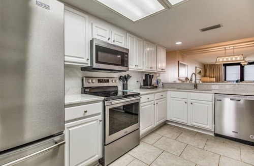 Orange Beach East Condo | Orange Beach Gulf-Front 2BR Sleeps 6 Wet Bar 55" TV Pools Boat Sl