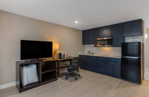 Waldron Hotel | Orangewood Inn & Suites Kansas City Airport