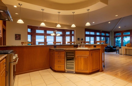 Seal Rock House | Orca Manor, Oceanfront, NEW SAUNA! Beach Access, WiFi, Hot Tub, BBQ