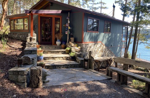 Eastsound House | Orcas Island Waterfront Home, Spectacular Views & Wildlife, Privately Sleeps 6