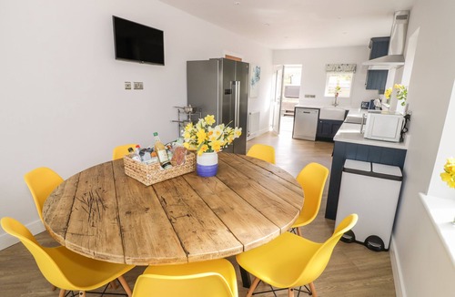 Little Cowarne Cottage | ORCHARD HOUSE, family friendly, with hot tub in Leominster
