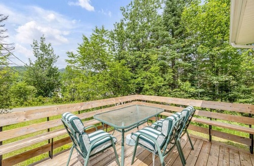 Saint-Brigitte-de-Laval House | Original Yellow Lac Beauport