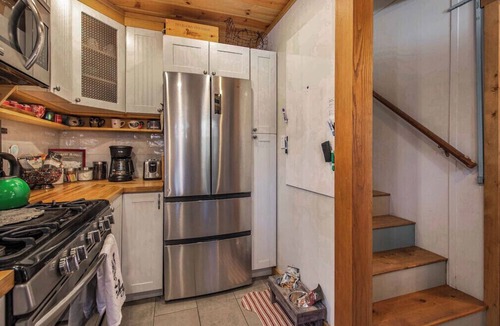 Boulder Bay Cabin | Original 1940s cabin, beautifully restored! 2 blocks to lake, 6 min to village!