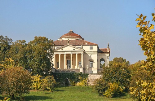 Monselice Apartment | Original vacation apartment in the classrooms of an old renovated school.