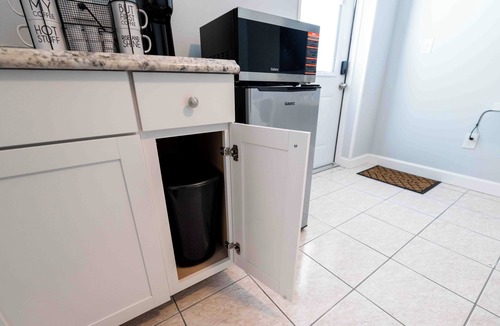 Boggy Creek Apartment | Orlando Studio - Private Entrance! 30 Mins. From Disney & 10 Mins. From Airport