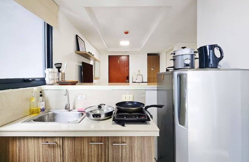 Wack-Wack Greenhills Apartment | Ortigas Studio Condo/Netflix + Pool + Gym + Kitchen/Sleeps 2 people