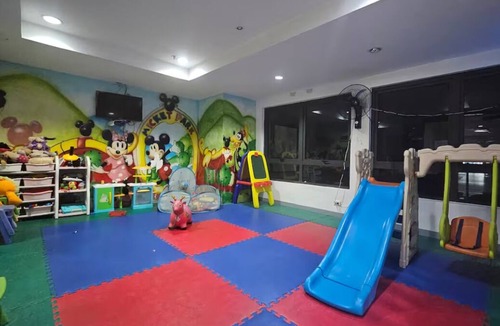 Wack-Wack Greenhills Apartment | Ortigas Studio Condo/Netflix + Pool + Gym + Kitchen/Sleeps 2 people