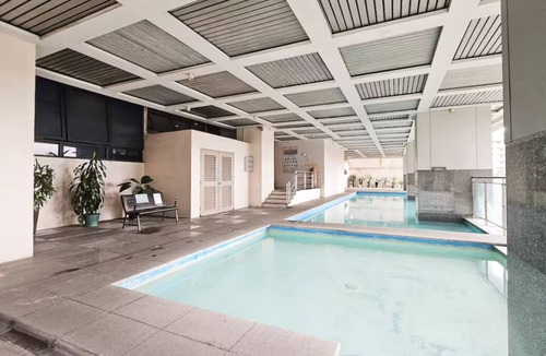 Wack-Wack Greenhills Apartment | Ortigas Studio Condo/Netflix + Pool + Gym + Kitchen/Sleeps 2 people