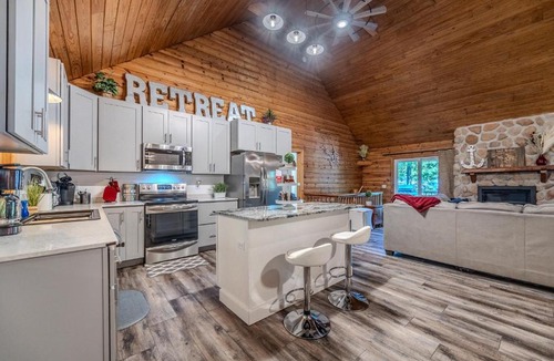 Osage Beach House | Osage Beach Cabin with Private Dock and Lily Pad