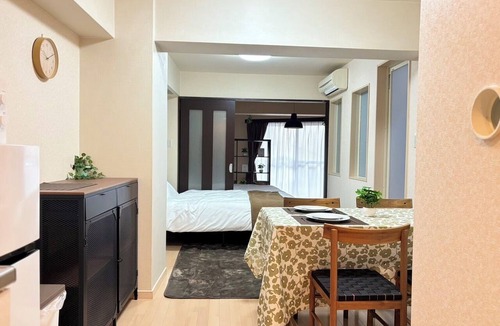 Kita Apartment | Osaka Castle, Nakanoshima and Osaka-Tenmangu/Orizuru Kitchen Apartment 202