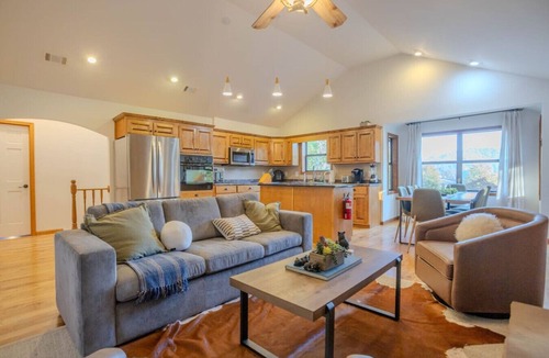 Blairsville Cabin | Osprey: Family Cabin, Hot Tub, Game Room, Theater